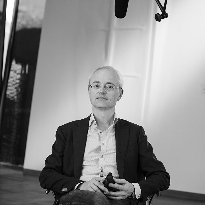 Dr. Oliver  Herwig